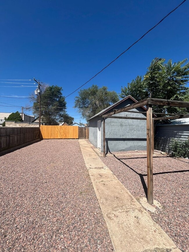 Building Photo - Charming 2 Bedroom, 1 Bath Bungalow House ...