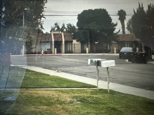 Foto del edificio - 1145 Olive Tree Ln