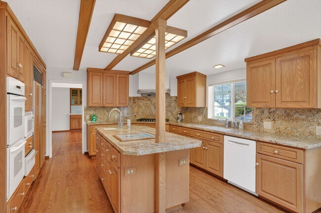 Foto del edificio - Absolutely Beautiful 4BR 3.5BA 2 Story Home in quiet neighborhood in Los Altos
