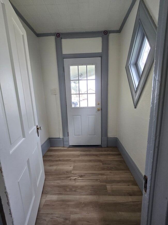 Building Photo - 3 Bed 2 Bath