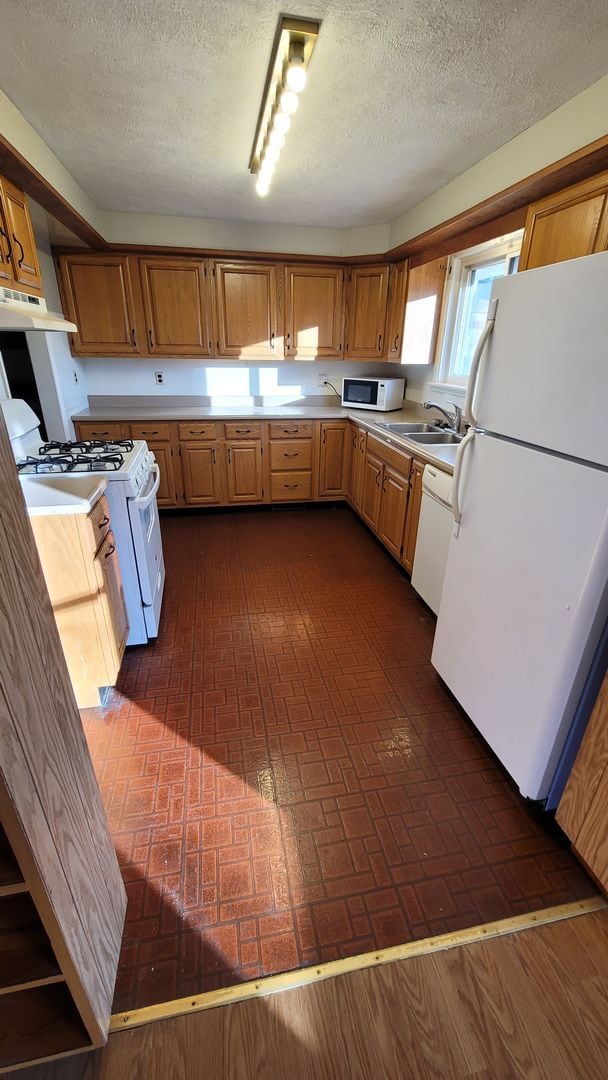 Building Photo - Sizable 3 bedroom 1 bathroom with attached...