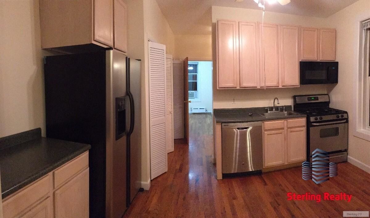 Primary Photo - 3614 Ditmars Blvd