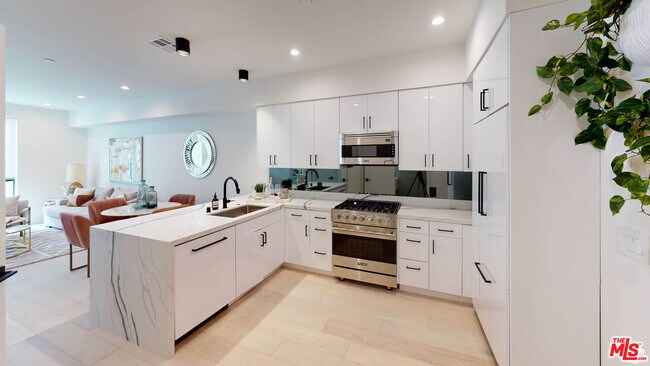 Building Photo - 105 S Doheny Dr