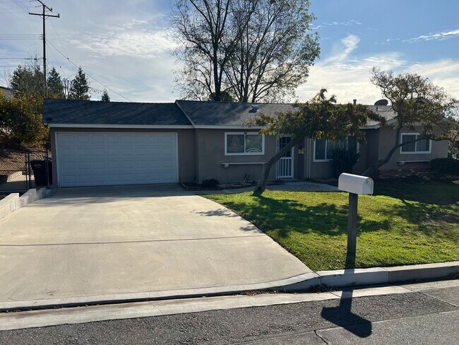 Building Photo - Thousand Oaks Living