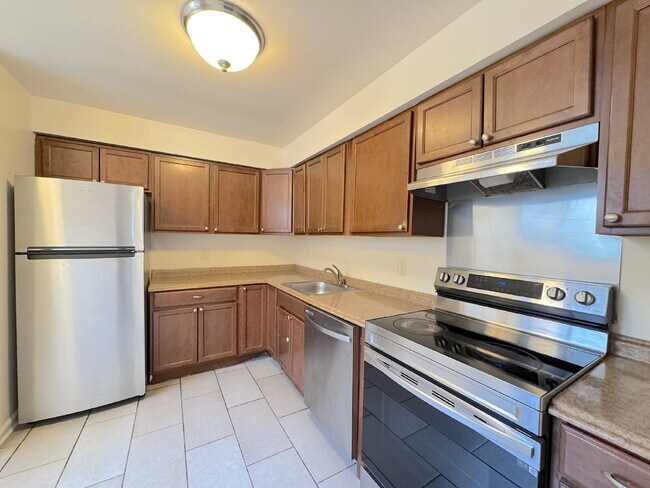 Foto del edificio - Spacious Ground-Level 3BR Condo with Patio in Prime Arlington Location