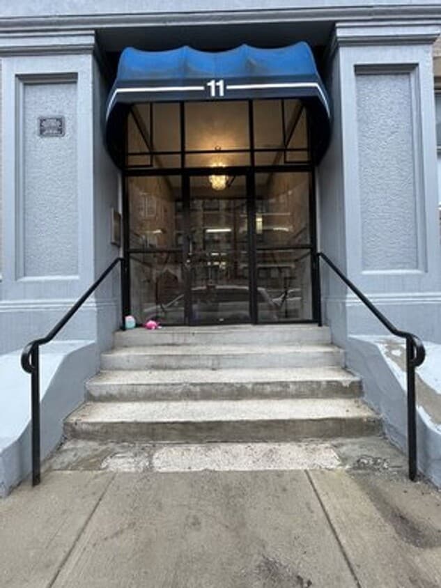 Building Photo - Renovated Allston Studio | Updated Kitchen, Dishwasher & Green Line Access