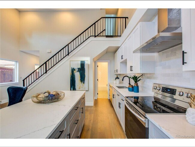 Foto del edificio - Unbelievable 2 Bed + Den Townhome - The Ul...