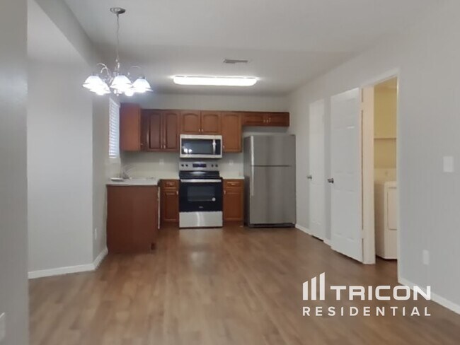 Building Photo - 8931 W Cinnabar Ave