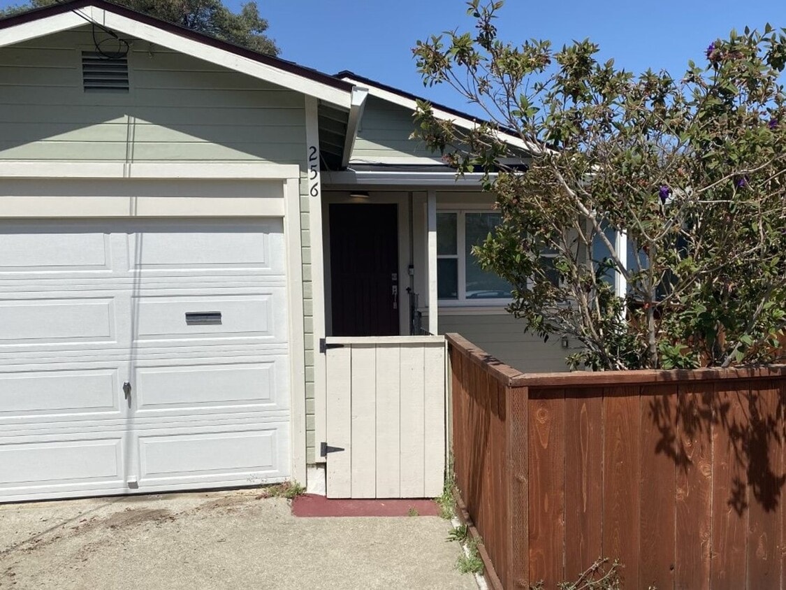 Foto principal - Cozy 2 Bedroom, 1 Bath, 790 Square Foot Home