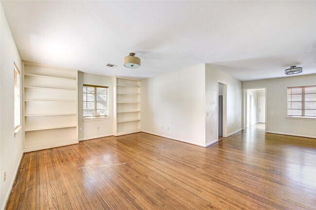 Foto del edificio - 3930 Drake St