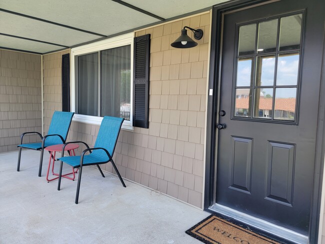 Front Porch - 1511 Kansas Ave