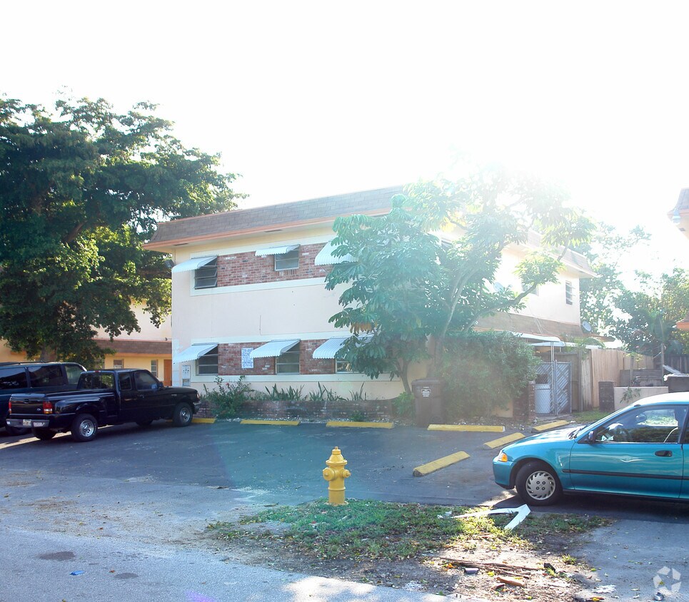 Building Photo - 2418 SW 42nd Ave