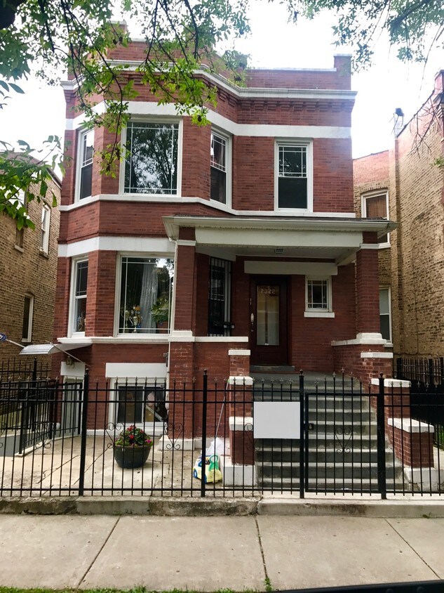 Primary Photo - 2322 N Avers Ave