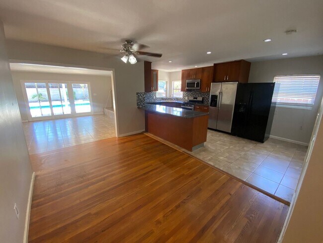 Foto del edificio - Great Location, Beautiful Pool! (Lease out...