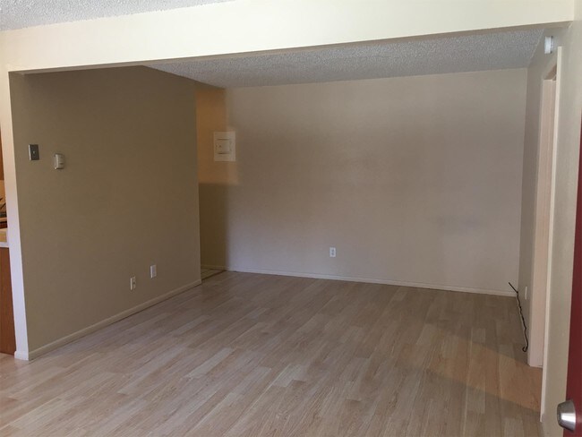 Building Photo - 1252 Dewar Dr