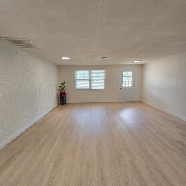 Foto del edificio - 3/2.5/1 Beautifully Updated Crystal River Home with Carport, Garage & Fenced Yard