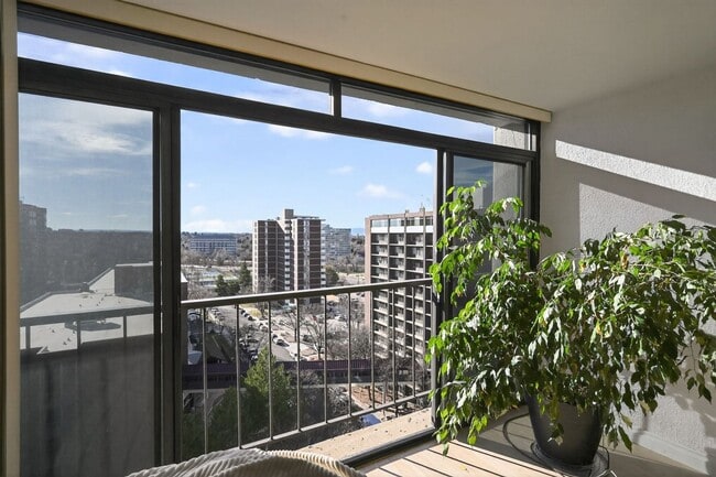 Building Photo - 2 Adams St