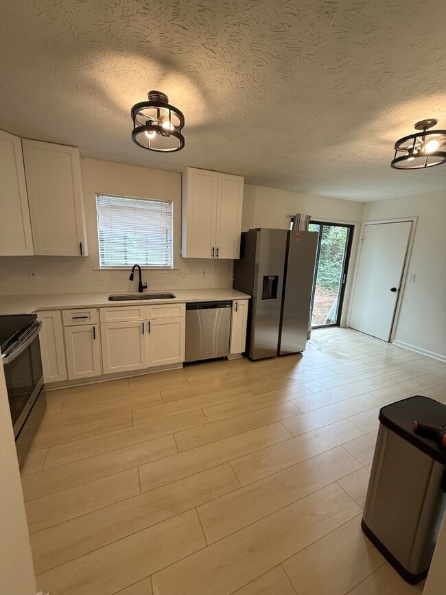 Building Photo - 619 Lakeridge Dr SE