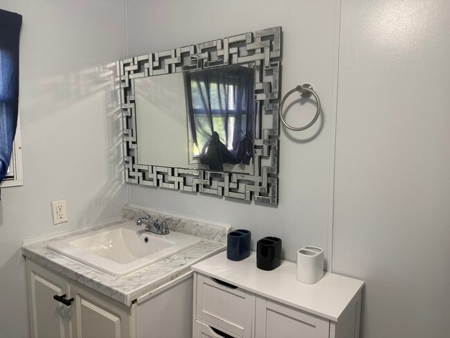 Common Bathroom - 262 Wade Kelly Rd