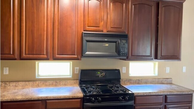 Building Photo - 1st Level Primary Suite! 4 Bed 2.5 bath