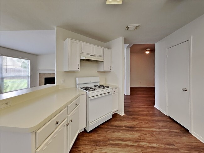 Building Photo - 2114 English Green Way