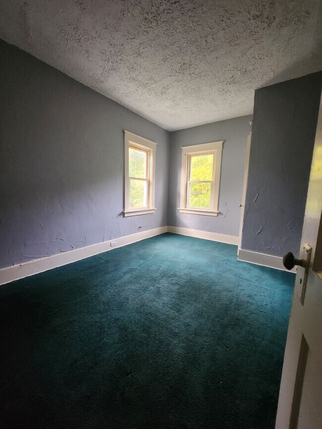 Building Photo - Upper 2-bedroom unit