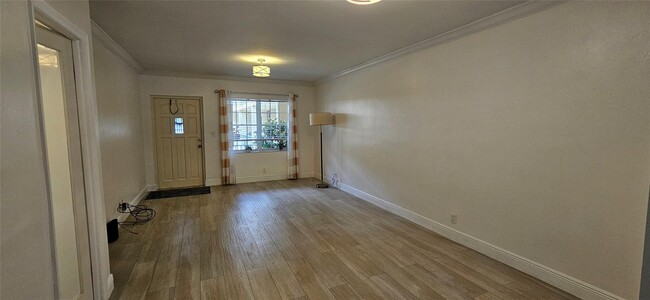 Building Photo - 917 NE 16th Ave