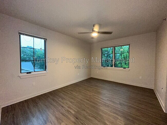 Foto del edificio - 3223 Kavanaugh Blvd