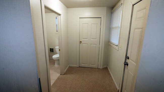 Building Photo - Updated large 2BR 1BA home with driveway p...