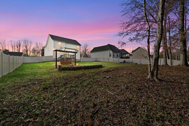 Foto del edificio - 3 Bed 2/2 Bath home nestled on an Acre of ...