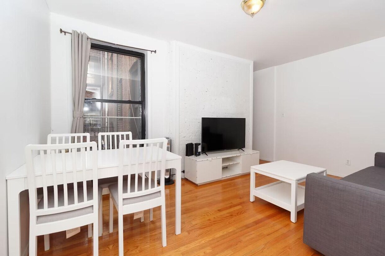 Foto principal - 315 E 95th St