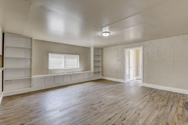 Building Photo - 4 bed,2 bath home in OKC