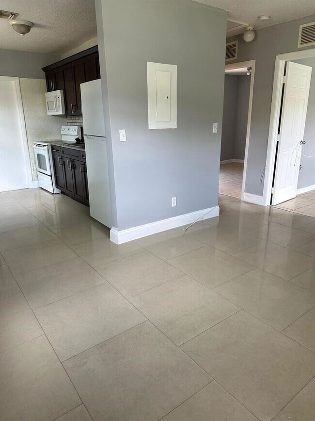 Foto del edificio - 2221 NW 4th Ct