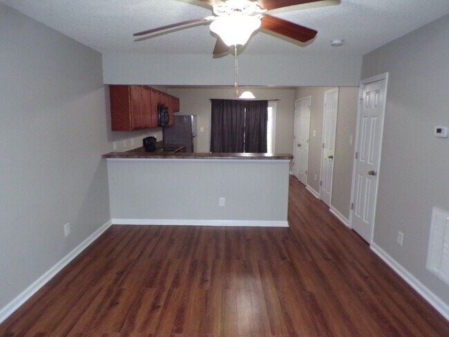 Foto del edificio - Two Bedroom Two and Half Bathroom End Unit...