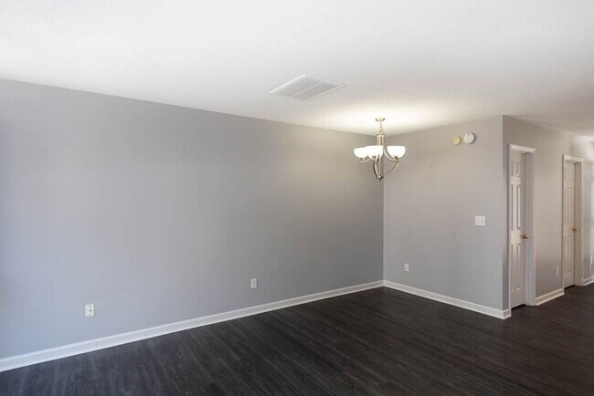 Foto del edificio - Updated End Unit Townhome in East Raleigh