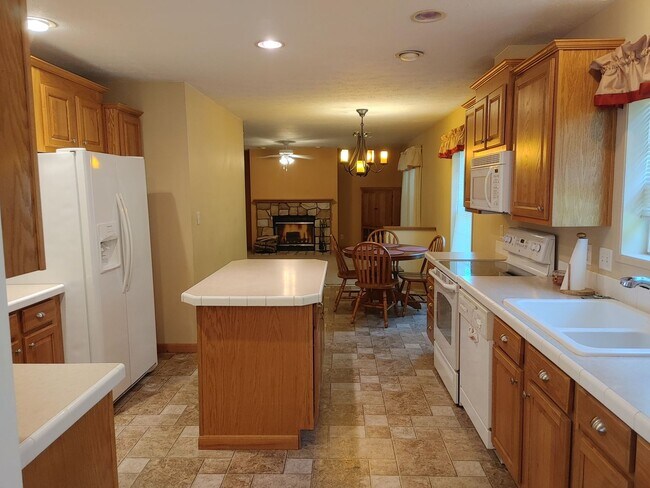 Building Photo - Country Charm with City Convenience