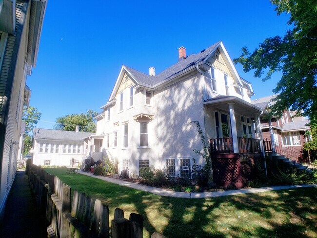 Building Photo - 443 Beloit Ave