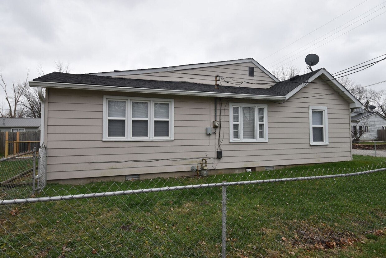 Foto principal - 2 Bedroom Home For Rent Fortville IN