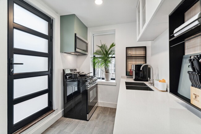 cocina - estufa y horno a gas - 411 E Girard Ave