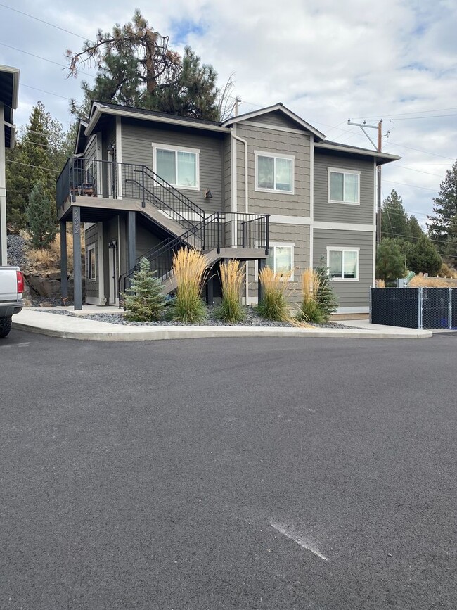 Building Photo - 2052 NW Black Pnes Pl