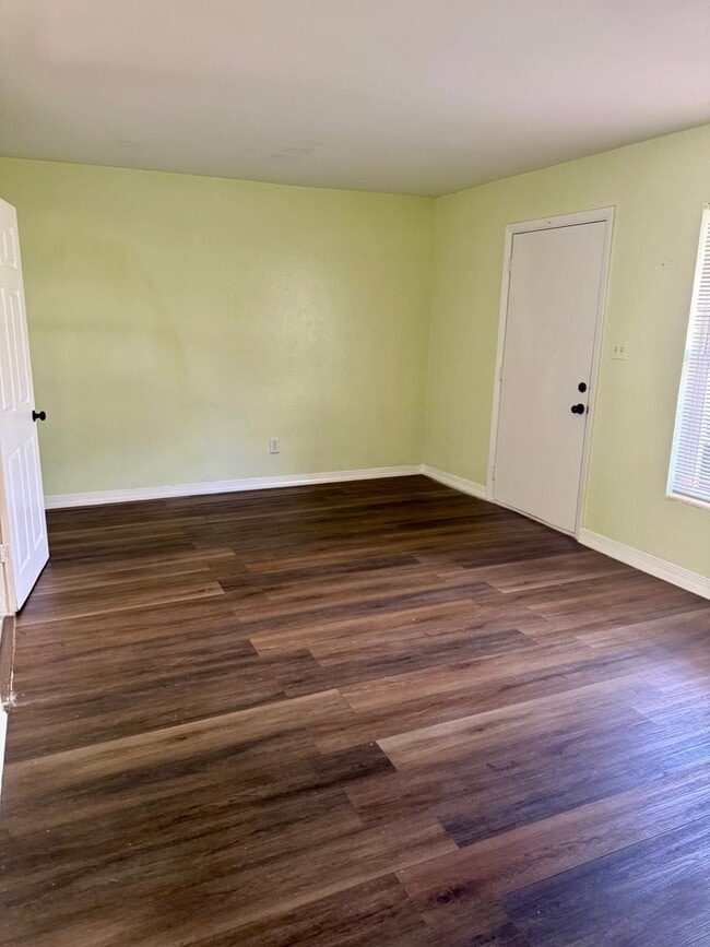Building Photo - 2 BED 1 BATH READY TO RENT IN PLANT CITY!