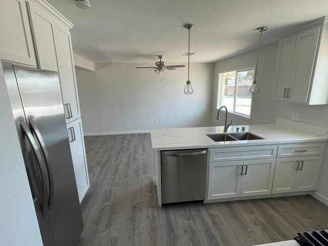 Building Photo - 4834 Stuart Dr