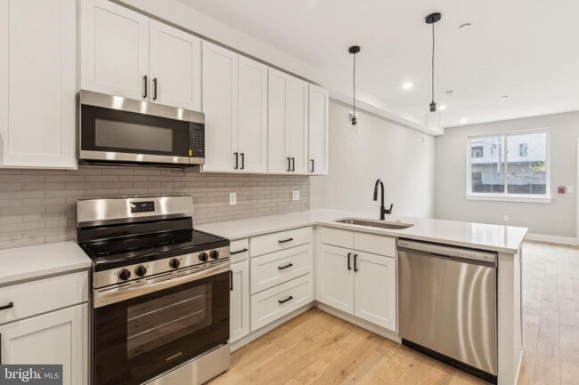 Photo - 1808 E Hagert St Apartment