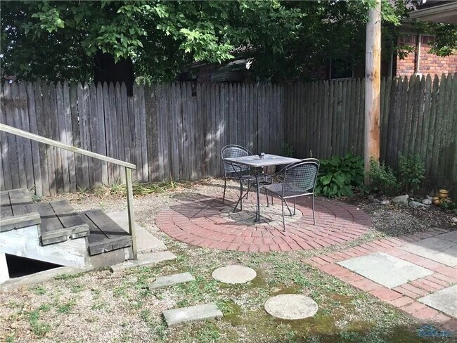 Building Photo - Charming 1-Bedroom with Vintage Appeal near Downtown Toledo – 800 sq ft for $675