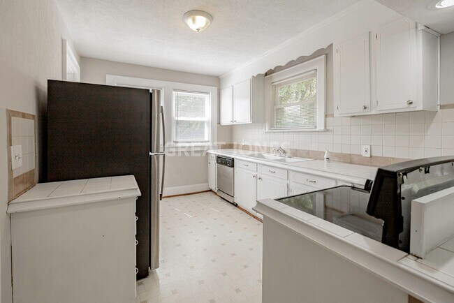 Foto del edificio - SIGN LEASE BY 2/28 AND GET $250 OFF FIRST ...