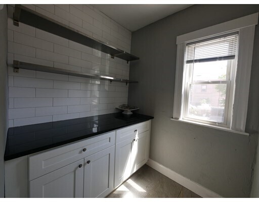 Building Photo - 648 Adams St