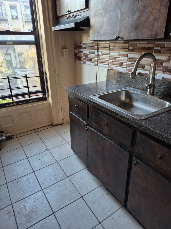 Kitchen - 179 Hart St