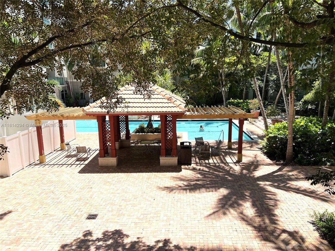 Foto principal - 6001 SW 70th St