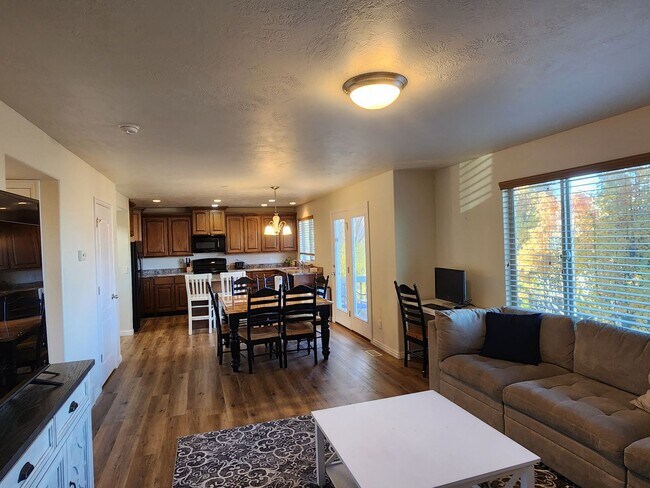 Building Photo - Great 5 Bed 2.5 Bath Home Newly Remodeled