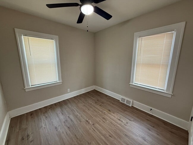 Foto del edificio - This beautifully updated 3-bedroom, 1-bath...